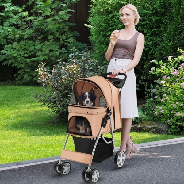 femme promenant la poussette beige pour animaux