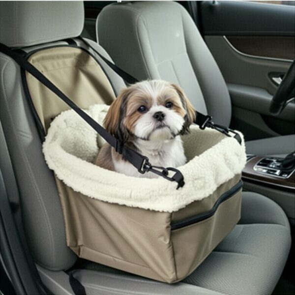 Panier chien voiture siège avant, installé dans l'habitacle d'une voiture,