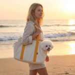 Sac chien femme blonde au bord de la plage