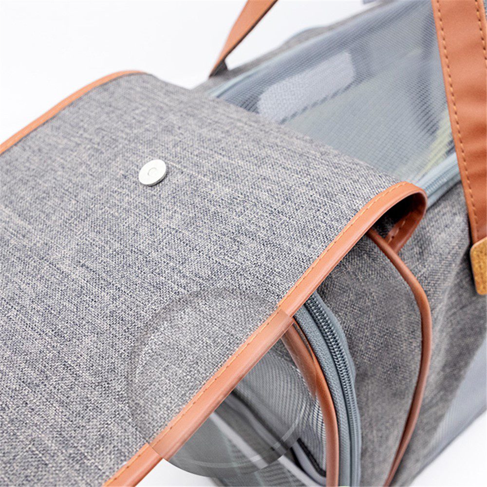 Détail d'un sac pliable gris et marron : couvercle rabattu, panneau transparent grillagé et anse en simili marron