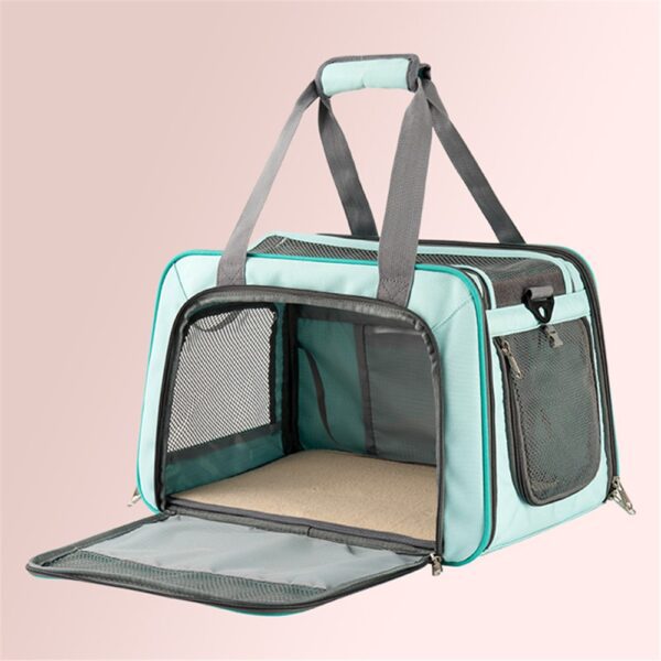 Sac de transport turquoise, panneau avant rabattu vers le bas, dévoilant le tapis beige intérieur et une poche latérale