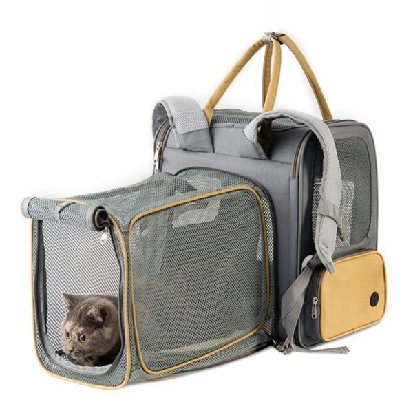Sac à dos gris et moutarde avec extension en filet déployée où se tient un chat, anses et bretelles visibles