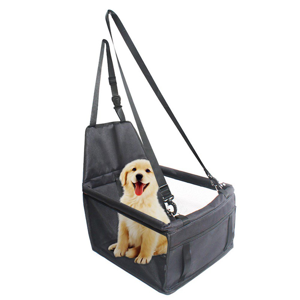 Siège rehausseur pour chien en tissu noir, un golden retriever assis à l'intérieur, pris de face sur fond blanc