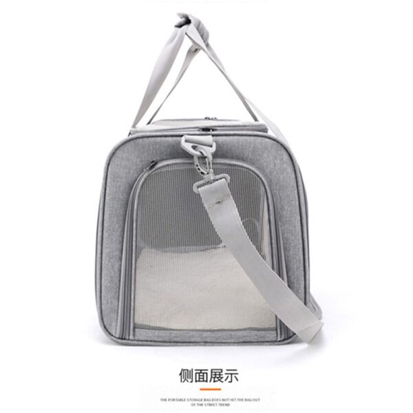 Vue latérale du sac gris clair, poche transparente en maille, poignées épaisses et bandoulière tombant au sol