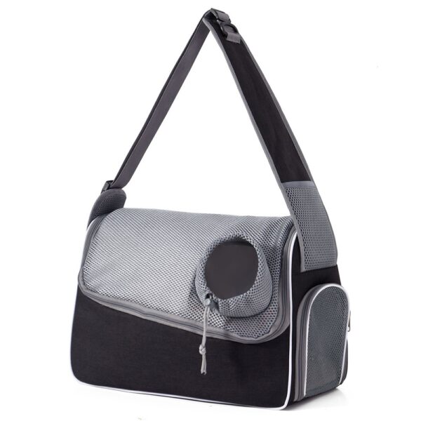 Sac bandoulière noir et gris vu de trois quarts, avec hublot en mesh à cordon sur le rabat et poche latérale en filet