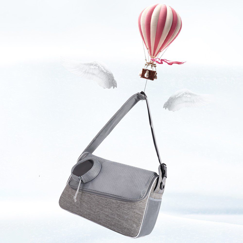 Sac bandoulière gris suspendu dans un ciel clair, sous une montgolfière rose et blanche, ailes blanches de chaque côté