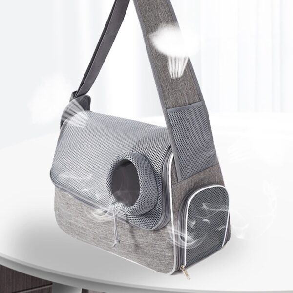 Sac bandoulière gris avec poche latérale en filet et hublot, entouré de petits traits d'air figurant la ventilation