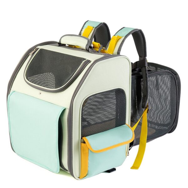 Sac à dos vert d'eau et crème à fenêtres en filet, grande poche avant et bretelles à liserés jaunes, vu de trois quarts