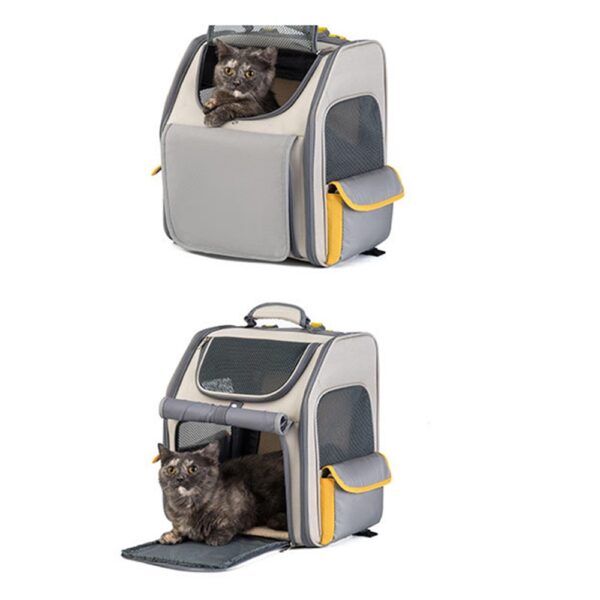 Deux vues d'un sac à dos gris à poche jaune : un chat regarde par le haut, un autre est allongé sur le tapis déplié
