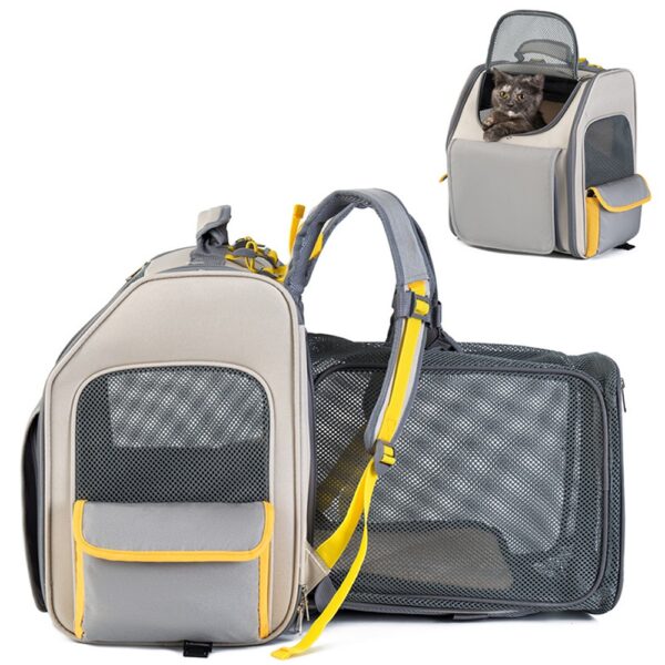 Sac à dos de transport gris clair et jaune, bretelles visibles, extension en filet à droite et chat dans le médaillon