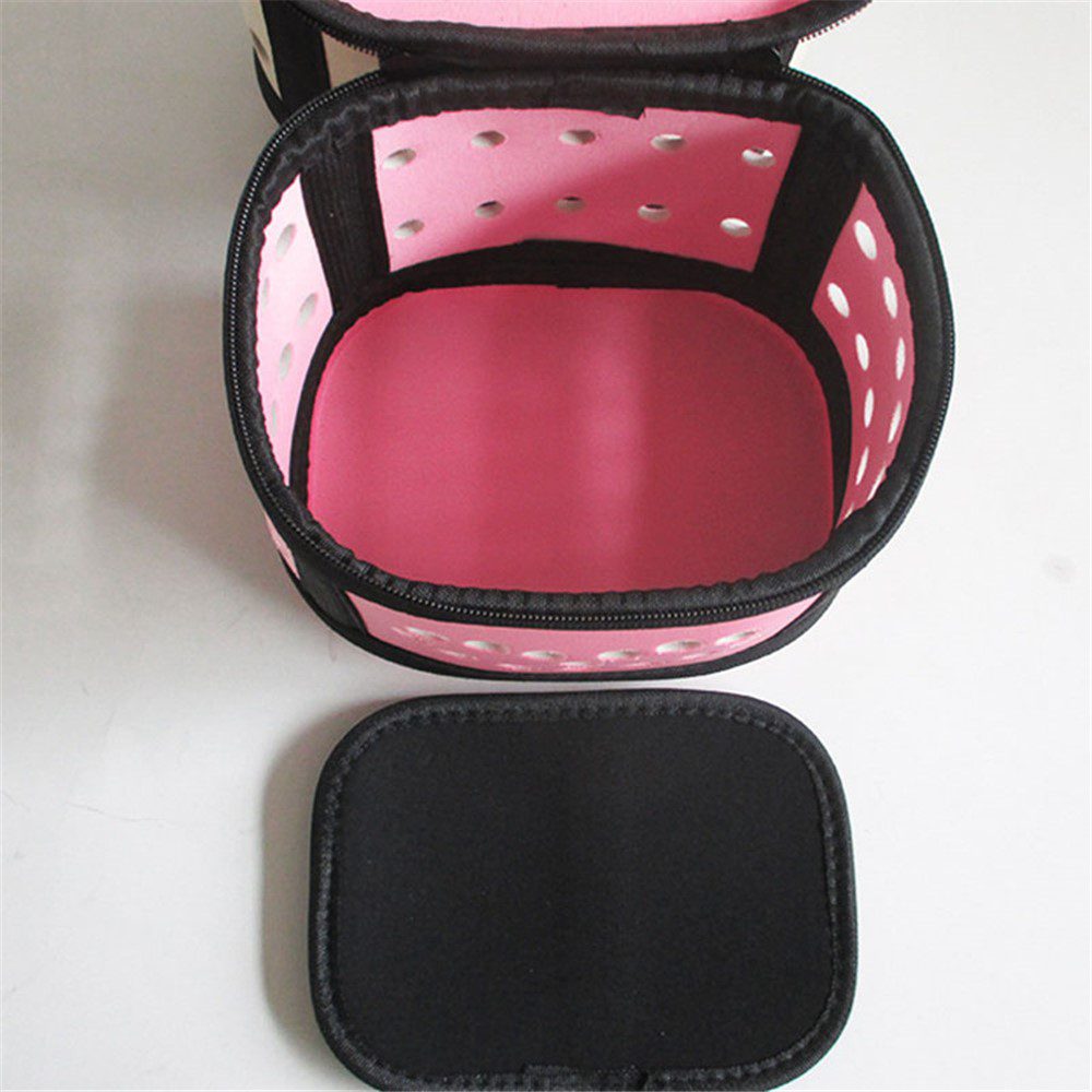 Caisse rose ouverte avec fond rose et coussin noir posé devant, parois perforées et liseré noir