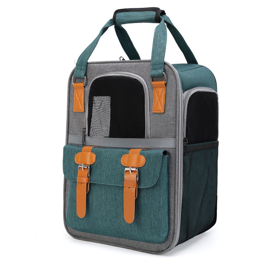 Sac à dos pour animal à poche frontale verte fermée par deux languettes orange, fond gris, sur fond blanc