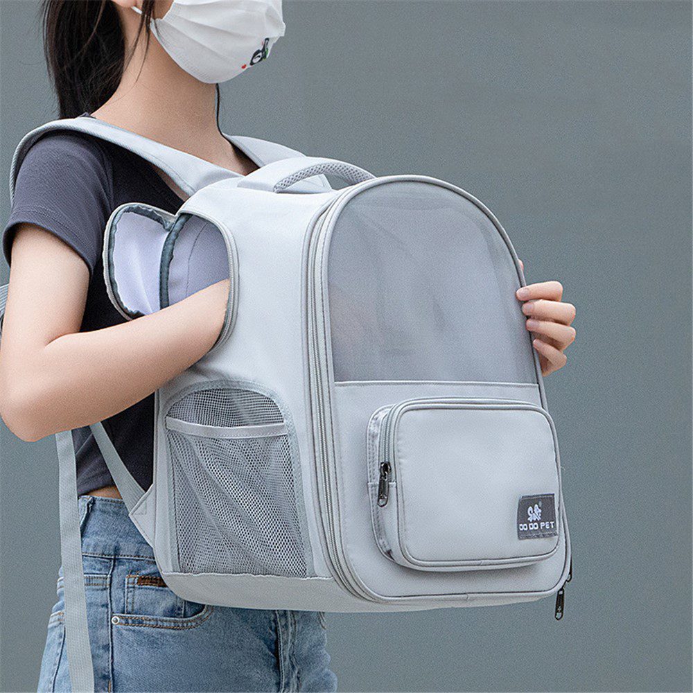 Personne de dos et de profil portant un sac à dos de transport gris, poche latérale en filet et dôme transparent
