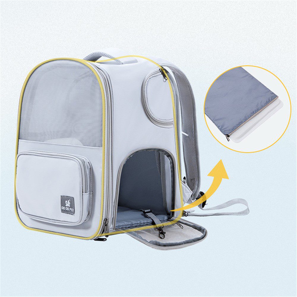 Sac à dos gris à liseré jaune, rabat de l'ouverture avant déplié en zoom avec flèche, poche avant et dôme aéré