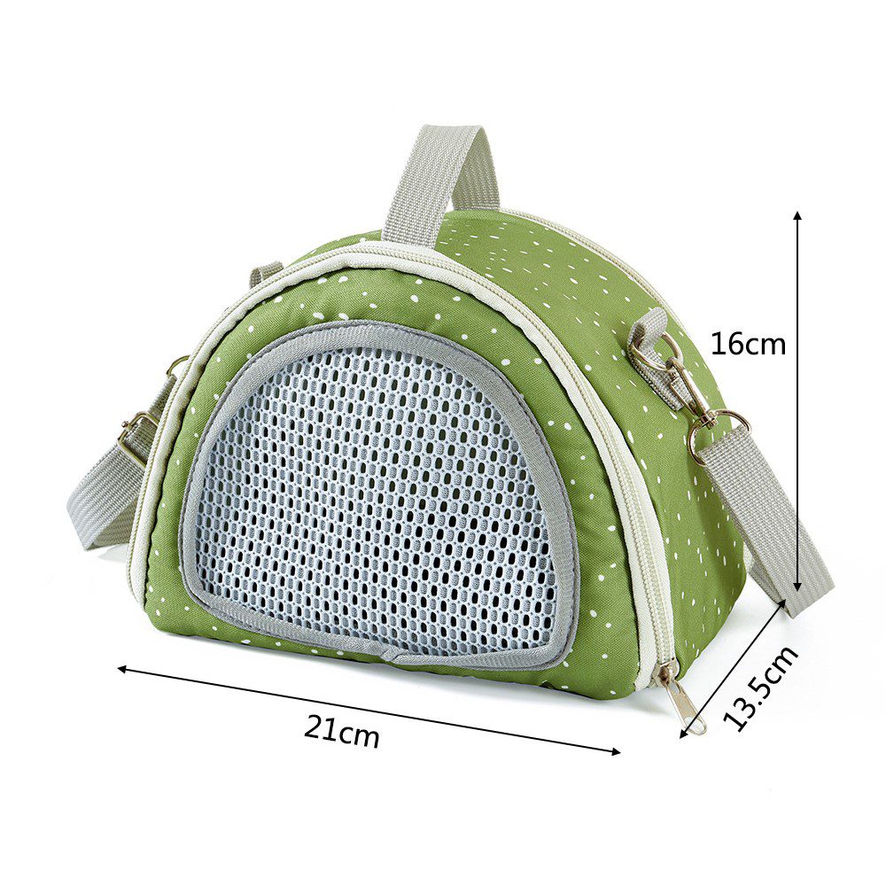 Sac de transport vert vu de trois quarts avec cotes : 21 cm de large, 16 cm de haut et 13,5 cm de profondeur