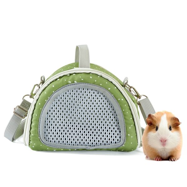 Petit sac demi-rond vert à pois blancs, face en filet gris, anses et bandoulière, avec un cochon d'Inde à côté