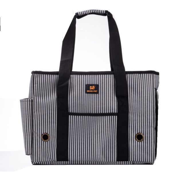 Sac de transport rayé gris et noir vu de face, étiquette orange, poche frontale zippée et deux œillets sur les flancs