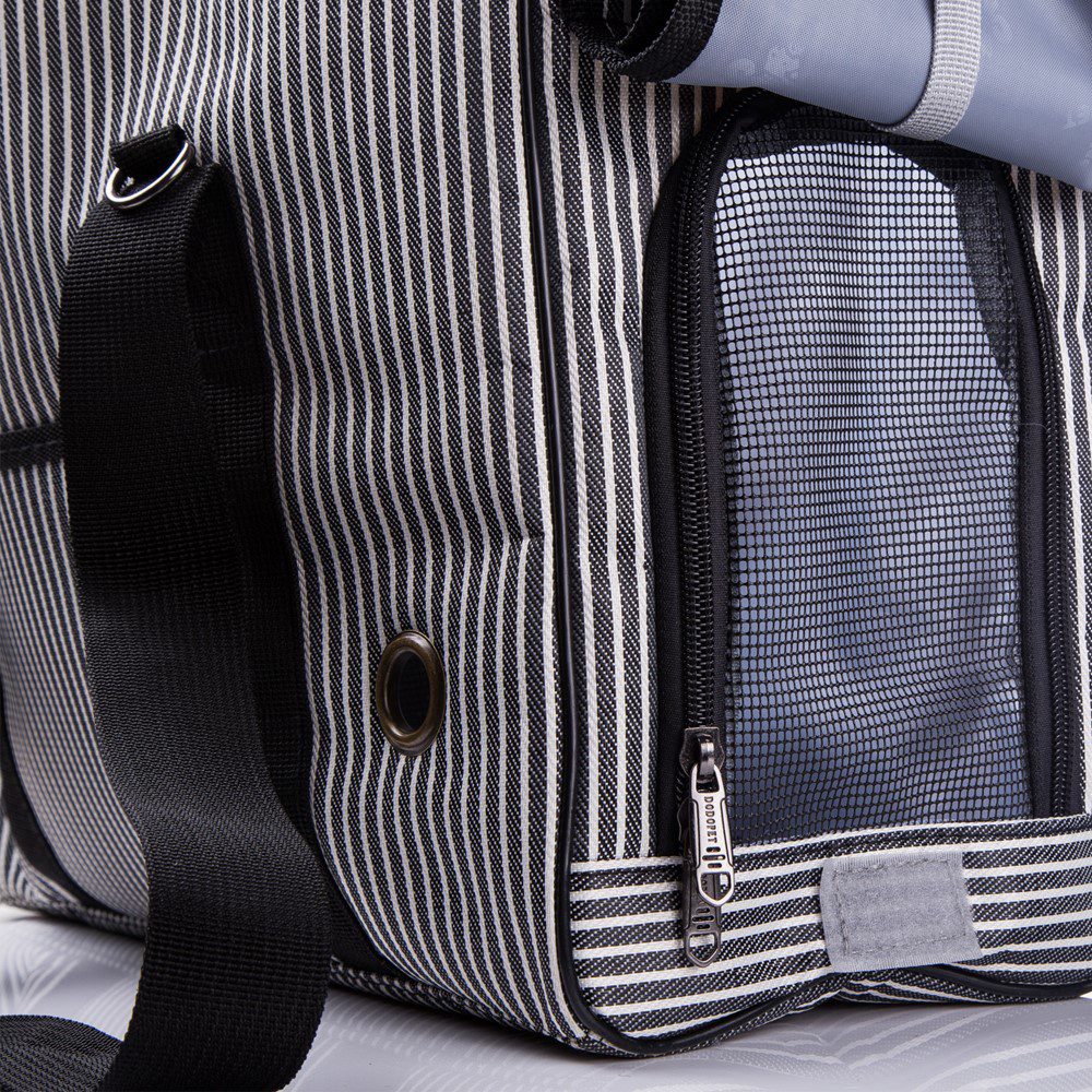 Détail d'un sac rayé : œillet d'aération près de l'anse, poche latérale en maille à fermeture éclair et patte velcro