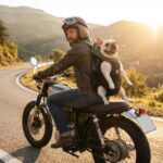 Sac à dos ventral DOGLEMI en moto sur une route montagne