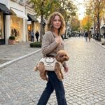 Sac Transport Chien blanc et bord orange femme traversant la rue