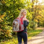 Sac à Dos Transport Chat Transparent– Oxford en rouge dans un parc au dos femme blonde promenade- chat au dos