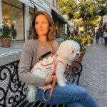 Sac Transport Chien blanc et bord orange vu sur un banc avec une femme