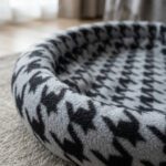 Détail du tissu polaire pied-de-poule gris et noir de la corbeille pour chat