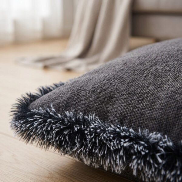 Détail du bord en peluche et du tissu du coussin carré pour chat