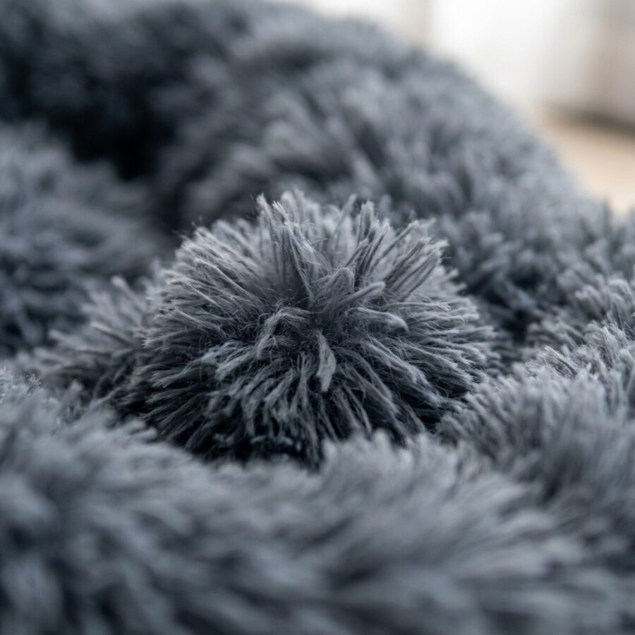 Détail du poil long en peluche du lit rond donut pour chat