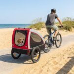 remorque velo chien 45 kg rouge au bord de l eau
