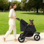 femme promene chien 25 kg dans un parc en poussette