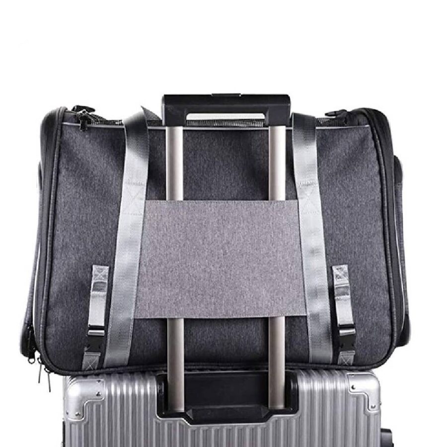 Sac de transport gris anthracite fixé sur la poignée télescopique d'une valise