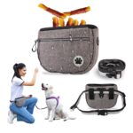 Sacoche à friandises grise perlée de gouttes d'eau avec friandises, ceinture, et femme accroupie qui dresse un chien