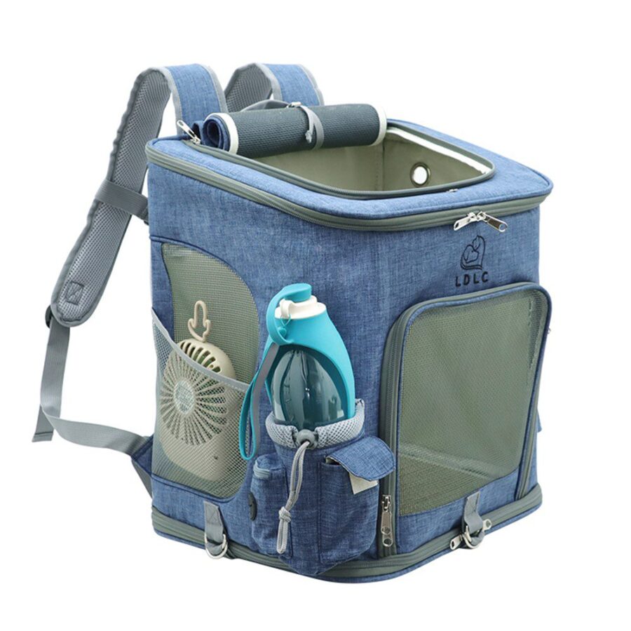 Sac à dos de transport en jean bleu à ouverture supérieure, mini-ventilateur à gauche et gourde bleue dans la poche latérale