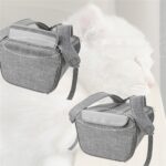 Deux vues d'un sac gris à bretelles, rabat rembourré en pointillés, superposées sur un chat blanc au pelage épais
