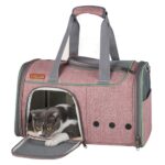 Sac de transport rose à liserés verts, un chat gris et blanc allongé dans l'ouverture du côté, trois petits trous d'aération