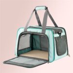 Sac de transport turquoise, panneau avant rabattu vers le bas, dévoilant le tapis beige intérieur et une poche latérale