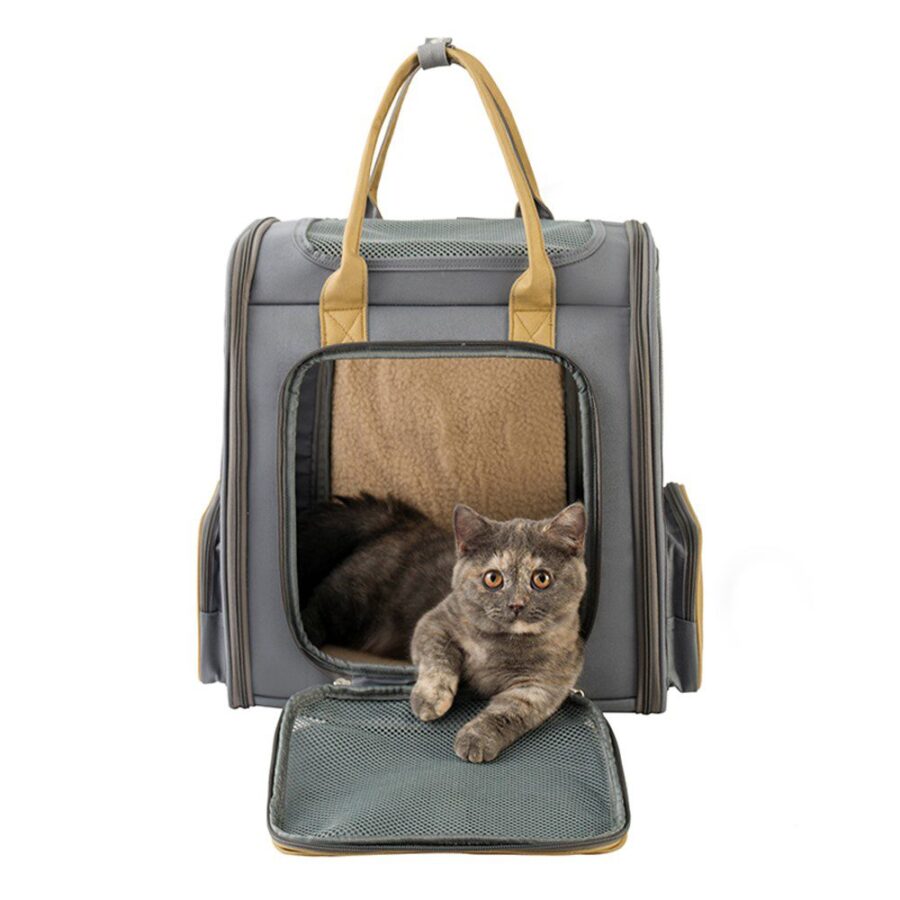 Sac à dos gris à anses beige, panneau avant rabattu, avec un chat gris installé à l'entrée sur le tapis