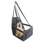 Siège auto noir pour chien avec sangles de fixation, un golden retriever souriant assis dedans sur fond blanc