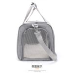 Sac gris clair de profil : fenêtre latérale en maille, poignée supérieure et large bandoulière, texte en chinois sous l'image
