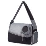 Sac bandoulière noir et gris vu de trois quarts, avec hublot en mesh à cordon sur le rabat et poche latérale en filet