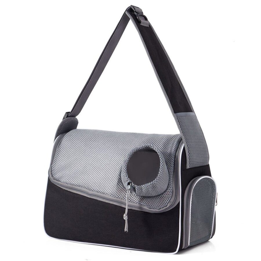 Sac bandoulière noir et gris vu de trois quarts, avec hublot en mesh à cordon sur le rabat et poche latérale en filet