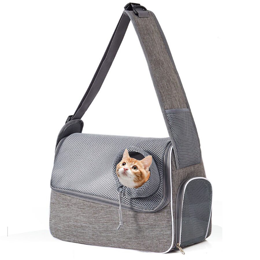 Chat roux et blanc passant la tête par le hublot d'un sac bandoulière gris, grande sangle et poche latérale en mesh