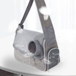 Sac bandoulière gris avec poche latérale en filet et hublot, entouré de petits traits d'air figurant la ventilation