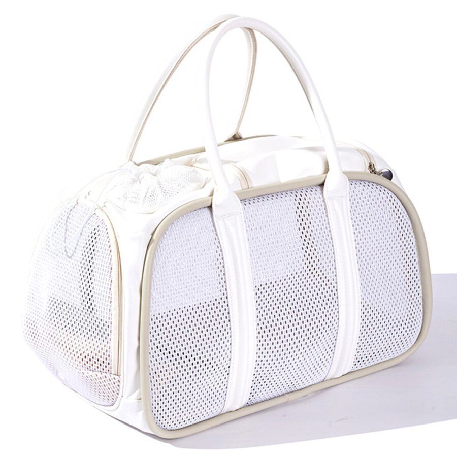 Sac de transport blanc à bords beiges et grandes parois en filet aéré, deux anses souples, vu de trois quarts