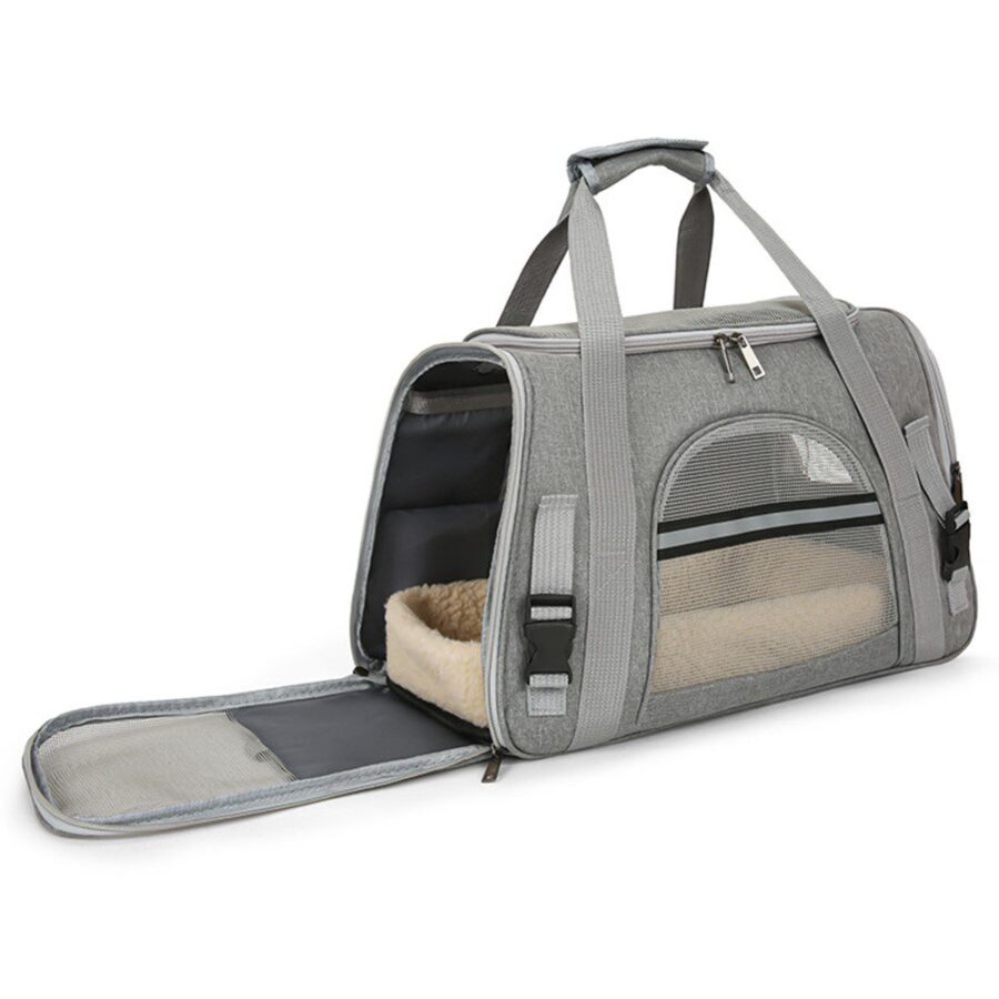 Sac de transport gris chiné à anses et bandoulière, porte avant rabattue laissant voir un tapis beige en peluche