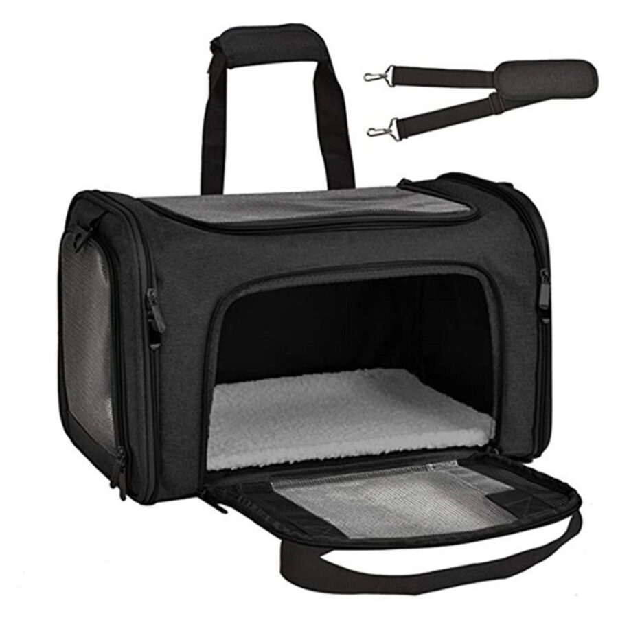 Sac de transport noir à poignée, grande porte avant ouverte sur un tapis en fourrure grise, avec sa bandoulière à côté