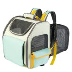 Sac à dos vert d'eau et crème à fenêtres en filet, grande poche avant et bretelles à liserés jaunes, vu de trois quarts