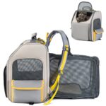 Sac à dos de transport gris clair et jaune, bretelles visibles, extension en filet à droite et chat dans le médaillon