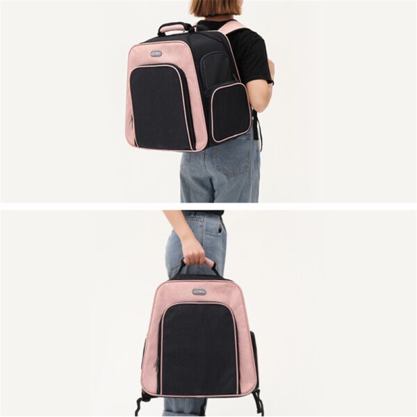 Femme portant sur le dos un sac rose et noir, et même sac tenu par la poignée dans la vue du dessous